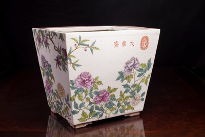 Dayazhai Jardinière with Floral Decoration